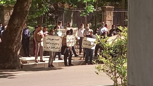 تجمع تعدادی از کارکنان شرکت کنترل ترافیک تهران مقابل شورای شهر