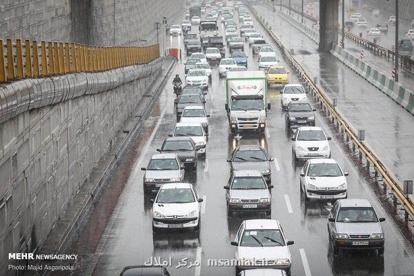 ترافیک سنگین در محورهای مواصلاتی بارندگی باران در جاده های ۲ استان